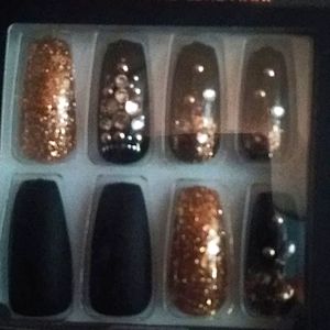 Kiss Masterpiece black and gold nails new in box